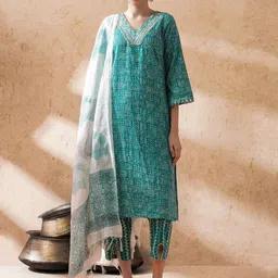 STYLEBAAZI Ethnic Motifs Printed V-Neck Pure Cotton Straight Kurta With Trouser & Dupatta-picture-27