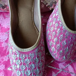 Anouk Women Embellished Ethnic Mojaris with Embroidered Flats-image-62