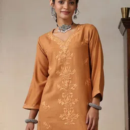 House of Chikankari Floral Embroidered V-Neck Thread Work Woollen Straight Kurti-image-21