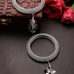 Sukkhi 2 Pcs Classic Oxidised Rhodium Plated Star Hanging Silver Bracelet Bangle Set-picture-15