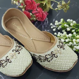 Fulkari Women Embellished Ethnic Mojaris Flats-picture-32