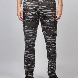 HAUWER Men Camouflage Printed Cotton Relaxed Fit Cargos Trousers-image-14