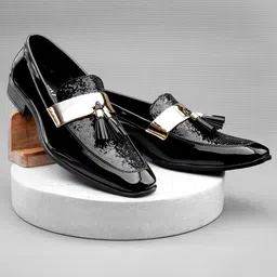 Bxxy Men Textured Round Toe Loafers-image-39