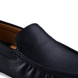 NEEMANS Men Textured Lightweight Dapper Loafers image 5