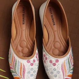 feet runner Ethnic Embroidred Jutis and Mojaris Bellies For Women-picture-13