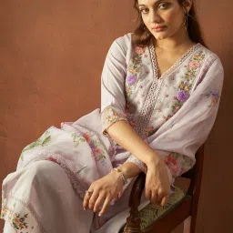 Women Silk Blend Kurta Pant Dupatta Set-image-1