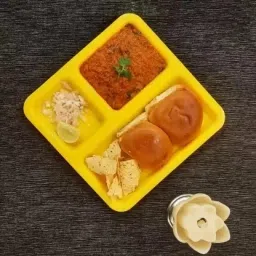 Plastic Food-Grade Plastic 3 in 1 Compartments Pav Bhaji Plate,serving plate yellow Sectioned Plate-image-37