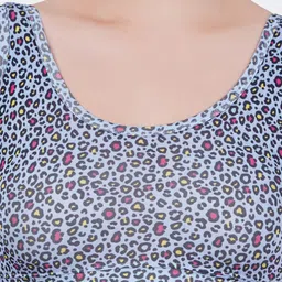 Reveira Abstract Printed Medium Coverage Workout Bra image 3