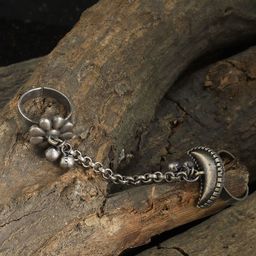 VENI Oxidised Silver-Plated Floral Shaped Chain Finger Ring-14