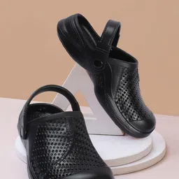The Roadster Lifestyle Co. Men Black Textured Clogs-picture-55