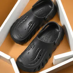The Roadster Lifestyle Co Men Textured Clogs-picture-18