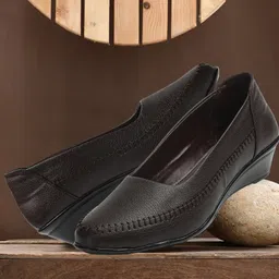 Colo Textured Wedge Heel Pumps-11