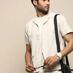 INVICTUS Club Slim Fit Vertical Striped Cuban Collar Cotton Casual Shirt-picture-2