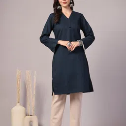 Vastraa Fusion Women Woolen V-Neck Straight Kurta-image-47