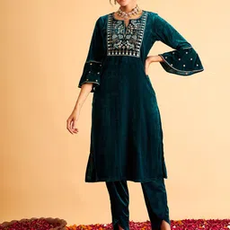 Shae by SASSAFRAS Women Green & Golden Yoke Design Velvet Finish Straight Kurta-picture-18