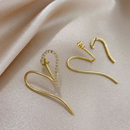 VAGHBHATT Heart Shaped Studs Earrings image 2