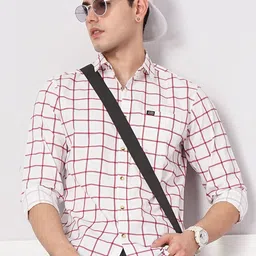 The Indian Garage Co Men White & Red Regular Fit Checked Casual Shirt-image-72