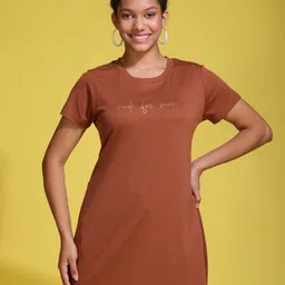 TITTLI Typography Printed Round Neck Longline T-shirt-image-100