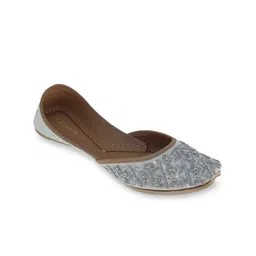 Fulkari Women White Embellished Ethnic Mojaris Flats-image-112