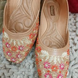 DESI COLOUR Women Ethnic Embellished Velvet Mojaris-image-45