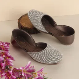 Sole Saga Women Embellished Ethnic Mojaris Flats-24
