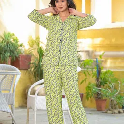 YASH GALLERY Women Green & Navy Blue Printed Night suit-image-98