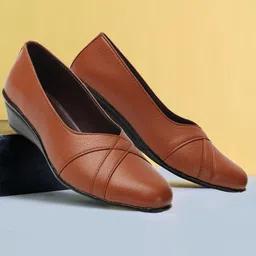 Colo Textured Wedge Heel Pumps-9