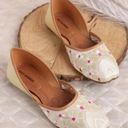 feet runner Ethnic Embroidred Jutis and Mojaris Bellies For Women-picture-3