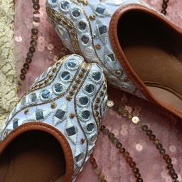 DESI COLOUR Women White Ethnic Mojaris-image-107