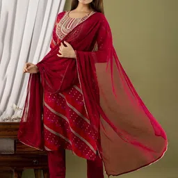 RANGREAL Women Ethnic Motifs Printed Regular Thread Work Kurti with Pyjamas & With Dupatta image 3