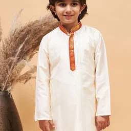 VASTRAMAY Boys Mandarin Collar Thread Work Kurta-picture-15