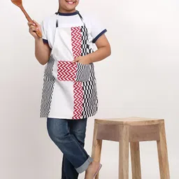 Arrabi Kids White & Black Printed Apron With 2 Patch Pockets-6