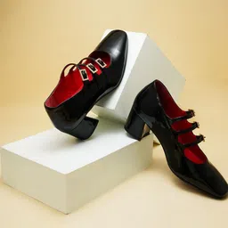 THE WHITE POLE Pointed Toe Buckles Detail Block Heeled Pumps-2