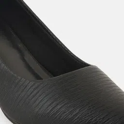 Mast & Harbour Black Textured Pointed Toe Kitten Heel Pumps image 4
