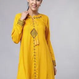 Vishudh White Ethnic Motifs Embroidered Flared Sleeves Regular Top-picture-15