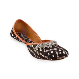 Apratim Printed Embellished Ethnic Mojaris-17