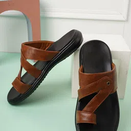 Walkfree Men Textured One Toe Comfort Sandals-picture-1