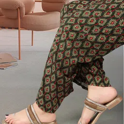 XE Looks Embellished Lightweight One Toe Flats-14