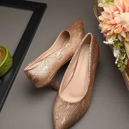 CLOG LONDON Textured Pointed Toe Kitten Heeled Pumps-5
