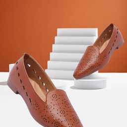 TWIN TOES Women Tan Brown Mojaris with Laser Cuts Flats-60