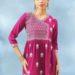 Winza Designer Ethnic Motifs Embroidered V-Neck Thread Work A-Line Kurti-4