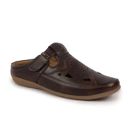 FAUSTO Men Textured Clogs-8