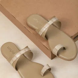 Luxyfeel Textured One Toe Flats-21