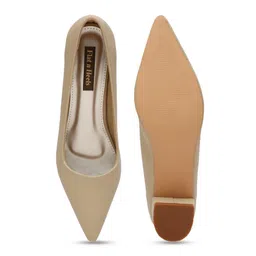 Flat n Heels Textured Pointed Toe Kitten Pumps image 5