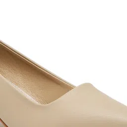 Flat n Heels Textured Pointed Toe Kitten Pumps image 4