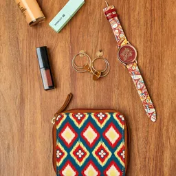 TEAL BY CHUMBAK Geometric Printed Foldover Clutch-19