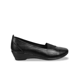 Mochi Textured Round Toe Wedge Heeled Pumps image 5