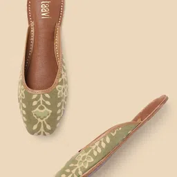 Taavi Women Printed Ethnic Mojaris-image-2