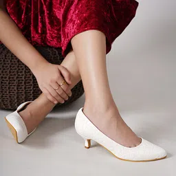 DressBerry Off White Textured Kitten Pumps-10