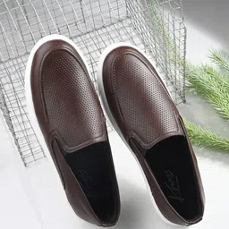 knoos Men Textured Lightweight Comfort Insole Slip-On Sneakers-image-9